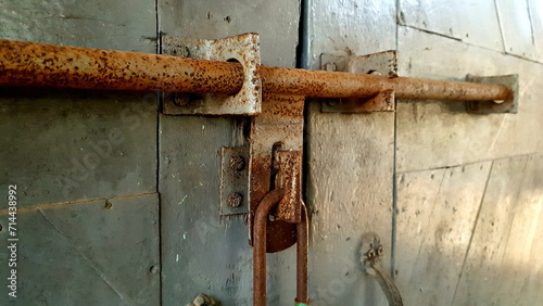 굳게 잠긴 세월이 얼마인지 짐작되지 않는 '자물쇠'. A ‘lock’ that makes it hard to guess how many years it has been locked.