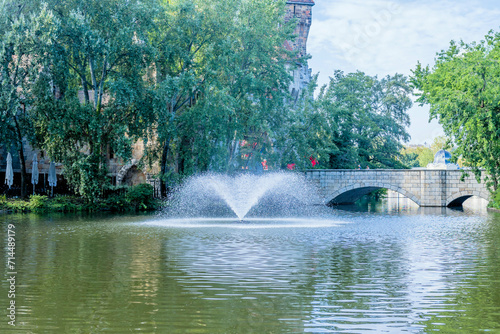 Fototapeta Naklejka Na Ścianę i Meble -  Water fountain in lake with bridge in background in Budapest, Hungary.