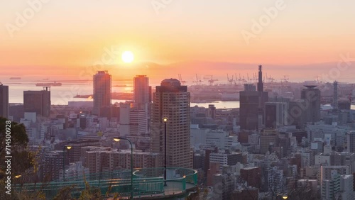 諏訪山公園から眺める日の出の風景（タイムラプス・ズームアウト）・眼下には中央区の山並みとポートアイランド、さらにその先には大阪湾を隔てて大阪府と奈良県の境界にそびえる山並みが見えます）　神戸市中央区にて