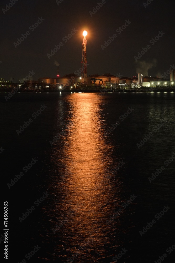 Obraz premium 海の向こうに見える工場夜景