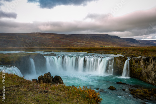 Godafoss - 158 m breiter Wasserfall, der von 3 Felsen unterbrochen wird. Sehr bekannter Wasserfall in Island. 