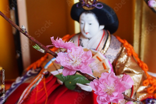 桃の花と雛人形