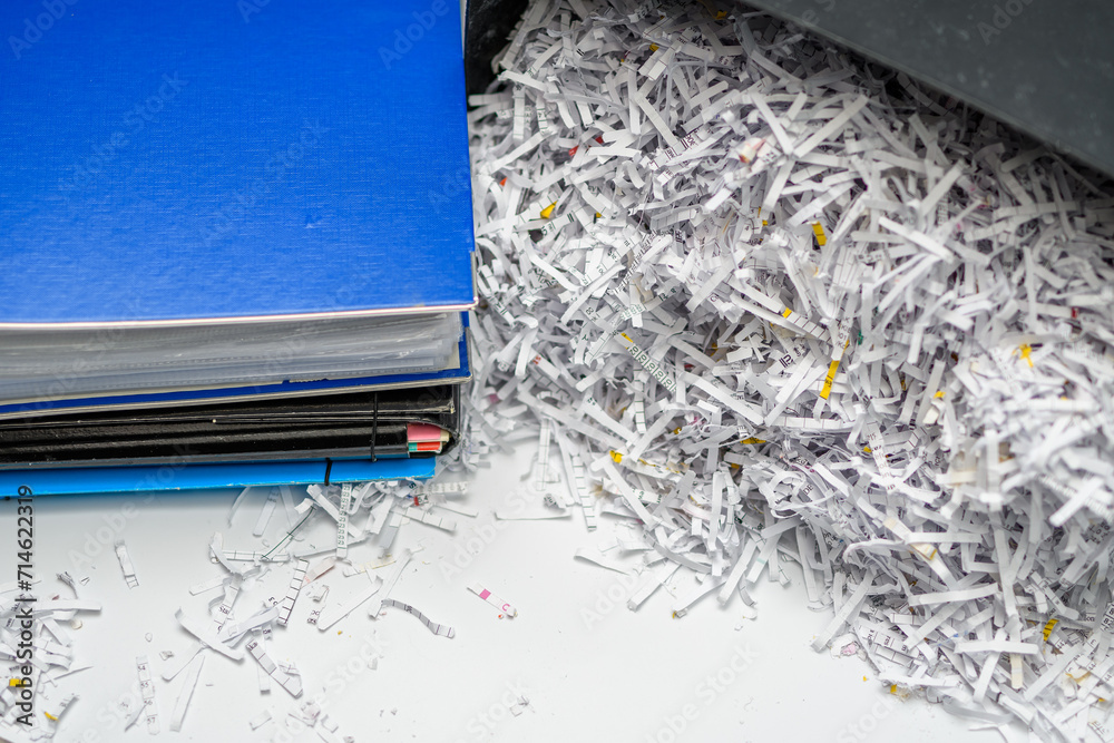Zniszczone dokumenty firmowe biurowe, pocięte na paski papieru w niszczarce - obrazy, fototapety, plakaty 