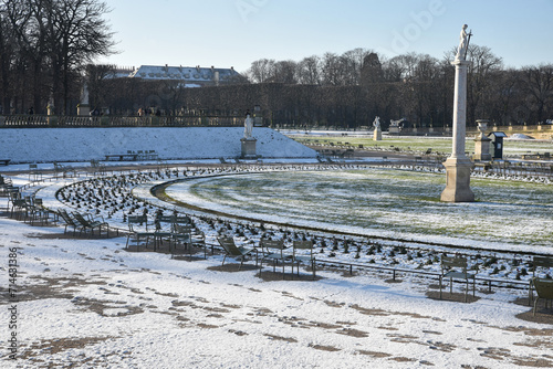 Pelouses glacées au jardin du Luxembourg en hiver à Paris. France photo