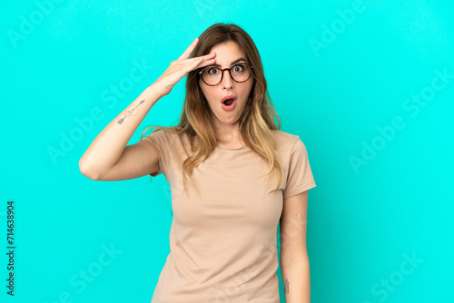 Young caucasian woman isolated on blue background has realized something and intending the solution