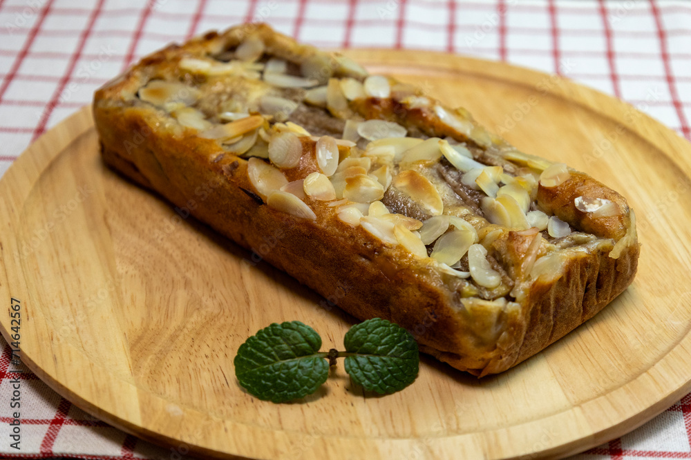 木製のボードの上のバナナケーキ 木製のボードの上のバナナケーキ