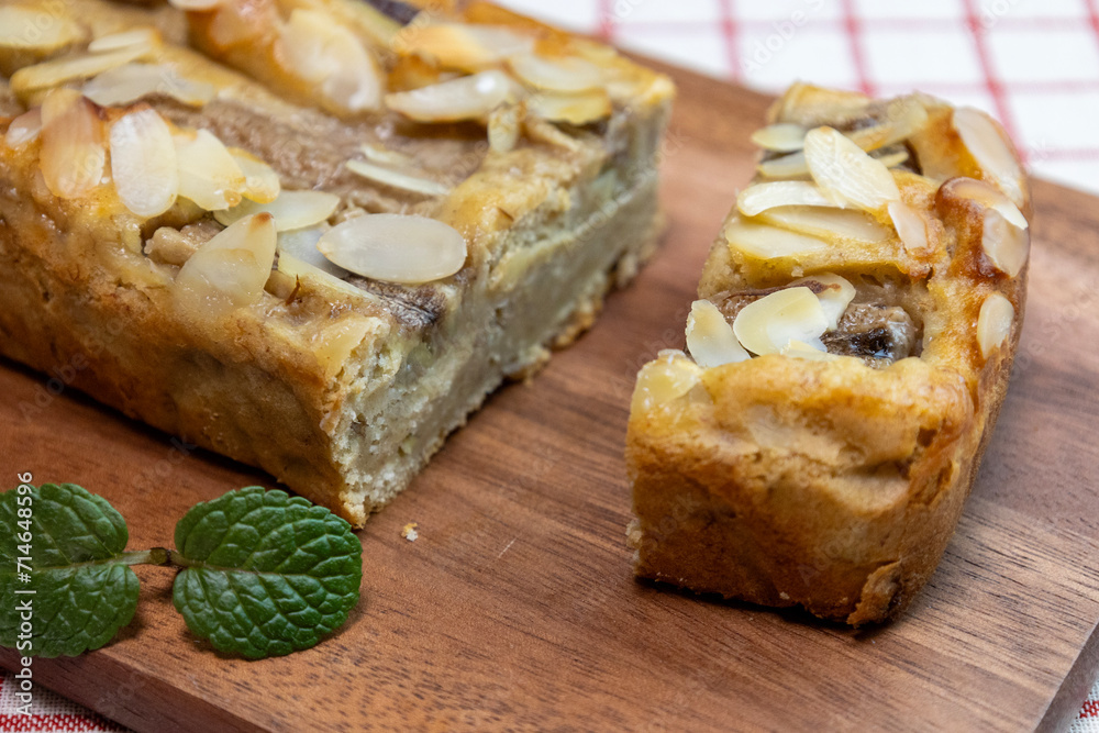 木製のボードの上のバナナケーキ