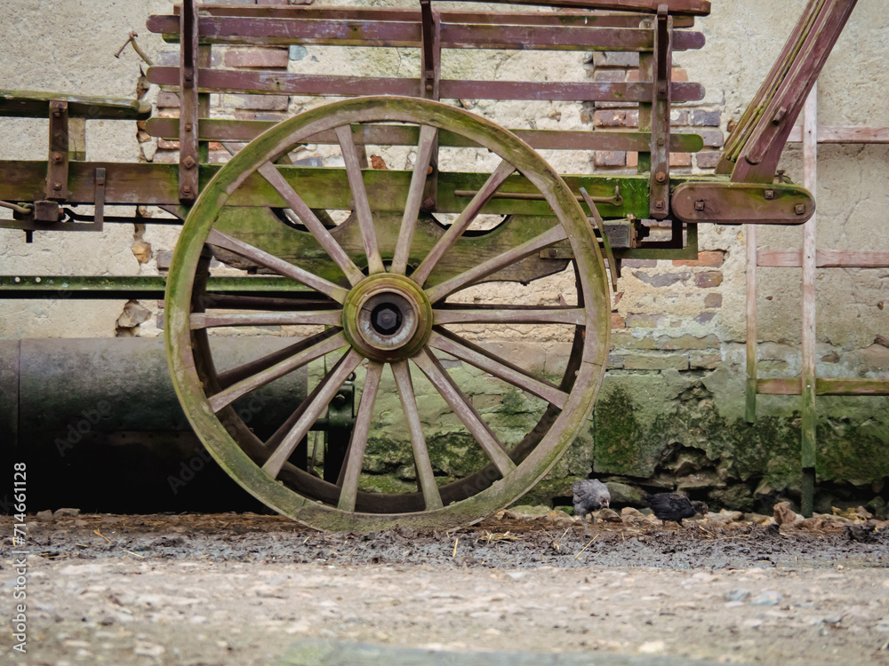 rueda de madera en un carro antiguo de granja 