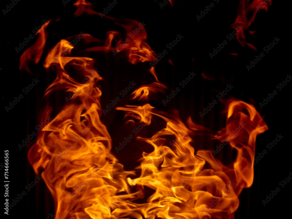 Fototapeta premium llama naranja de fuego de chimenea sobre fondo negro