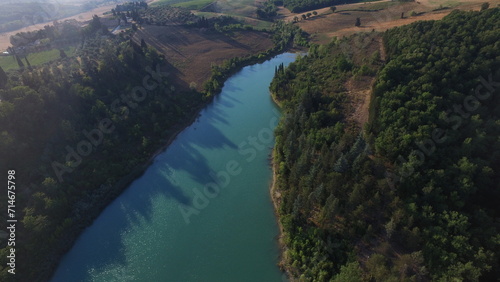 Wunderschönes blaues Wasser in einer idyllischen Gegend in Kroatin