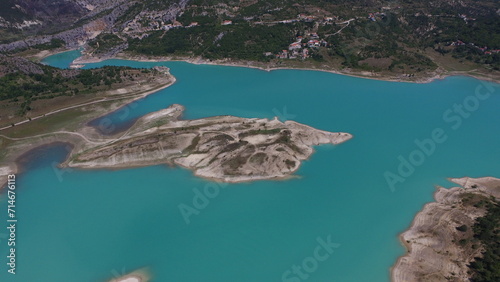 Türkis blauer Stausee mit wunderschönen Inseln 