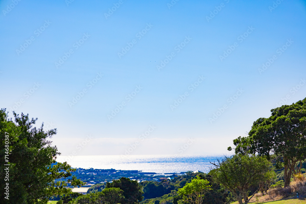 爽やかな青空の山の高台から眺める相模湾と真鶴半島の展望（神奈川県湯河原町）
