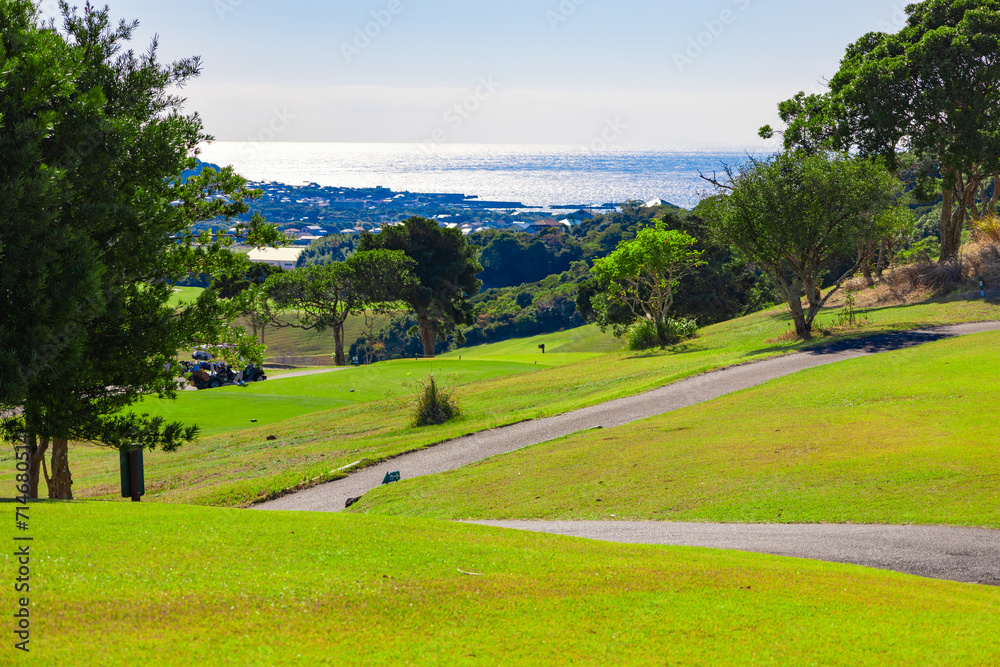雄大な青空のゴルフ場・海が見える打ち下ろしコースのティーイングエリアの風景（神奈川県湯河原町）
