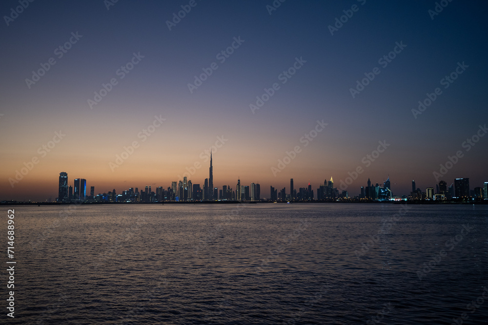 Skyline von Dubai bei Sonnenuntergang