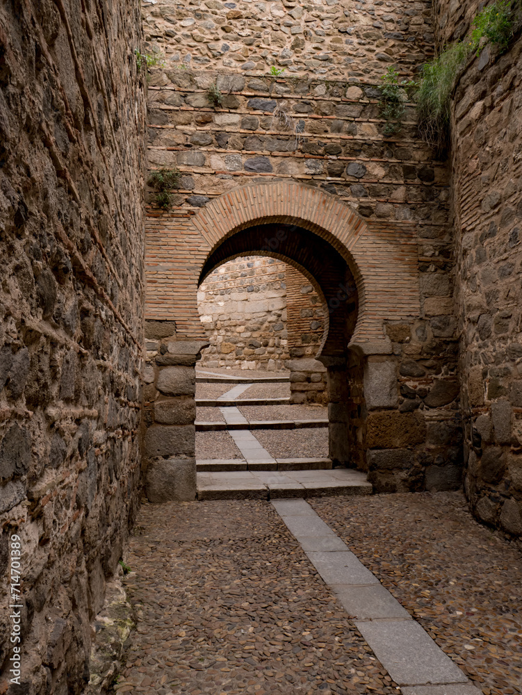 Obraz premium TOLEDO, SPAIN, JANUARY 13, 2023: Toledo, an ancient city located on a hill above the plains of Castilla-La Mancha, in central Spain. It is the capital of the region and is known for the medieval Arab