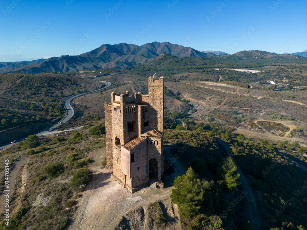vista con dron del Castillo de la Mota en Alhaurín el Grande en la provincia de Málaga, España