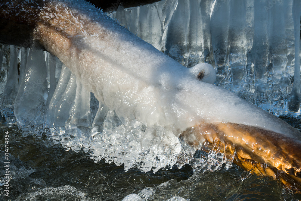 Fototapeta premium Bizarre Eisformationen am Fluss bei Kälte 