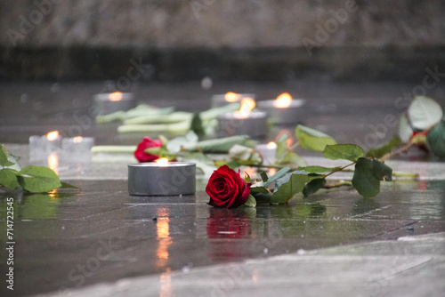 Fototapeta Naklejka Na Ścianę i Meble -  Roses and candles on wet street