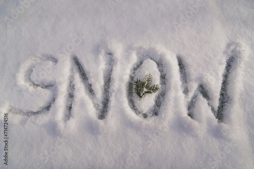 Wort "SNOW" in Schnee geschrieben