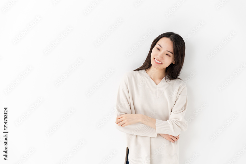 腕組みする女性