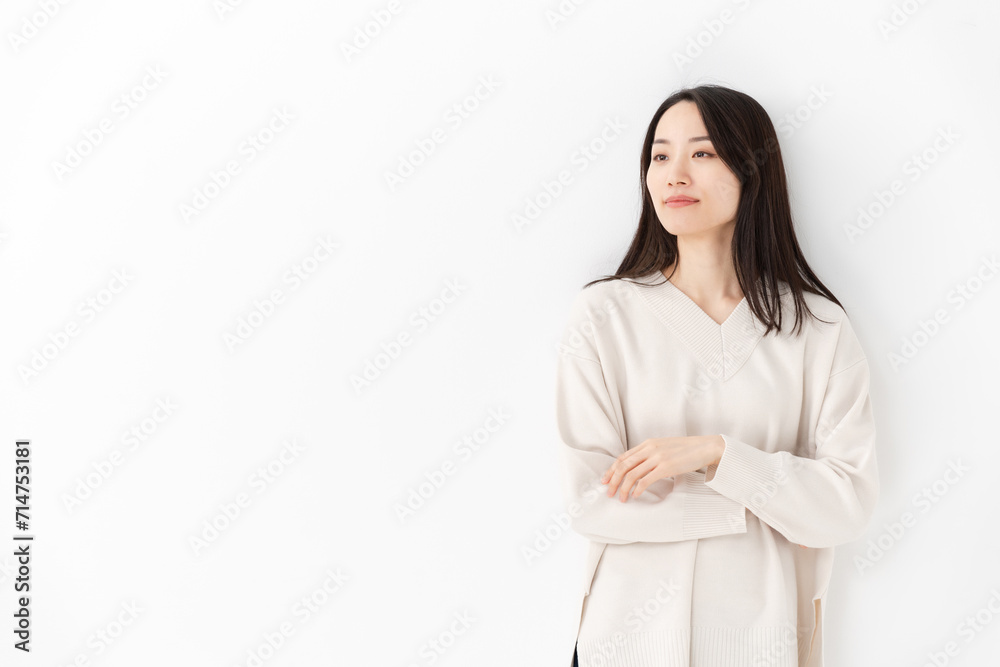 腕組みする女性 腕組みする女性