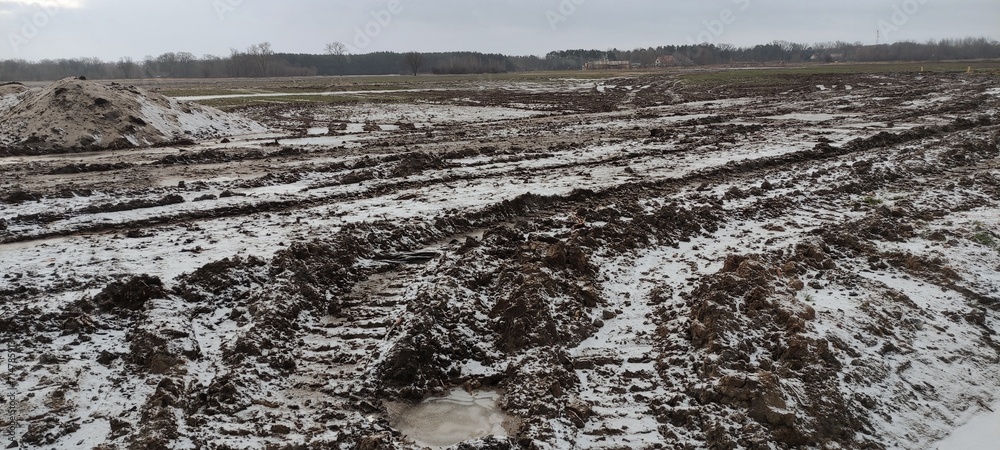 Obraz premium Zimowy pejzaż w terenie wiejskim.