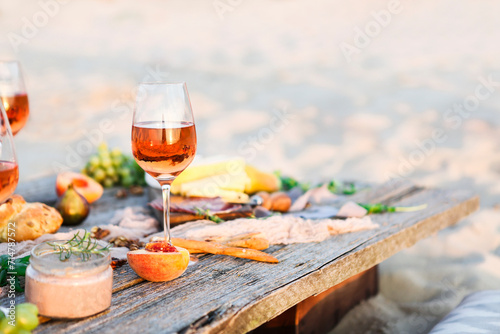Canvas Print Glass of rose wine on rustic table