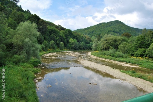 górska rzeka płynąca w Bieszczadach
