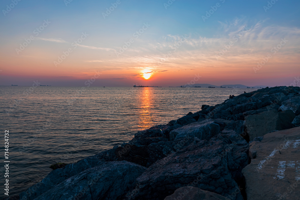 Obraz premium RED VIEW OF THE SEA AT SUNSET