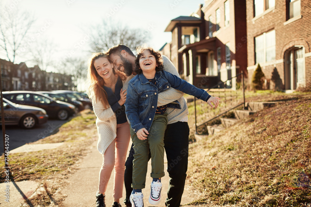 Obraz premium Happy family playing in sunny suburban street