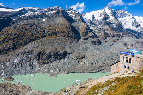 Großglockner in den österreichischen Alpen mit Gletschersee und Gletscherbahn im Vordergrund photo