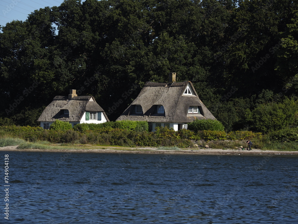 Schöne Reeddachhäuser am Wasser Schöne Reeddachhäuser am Wasser