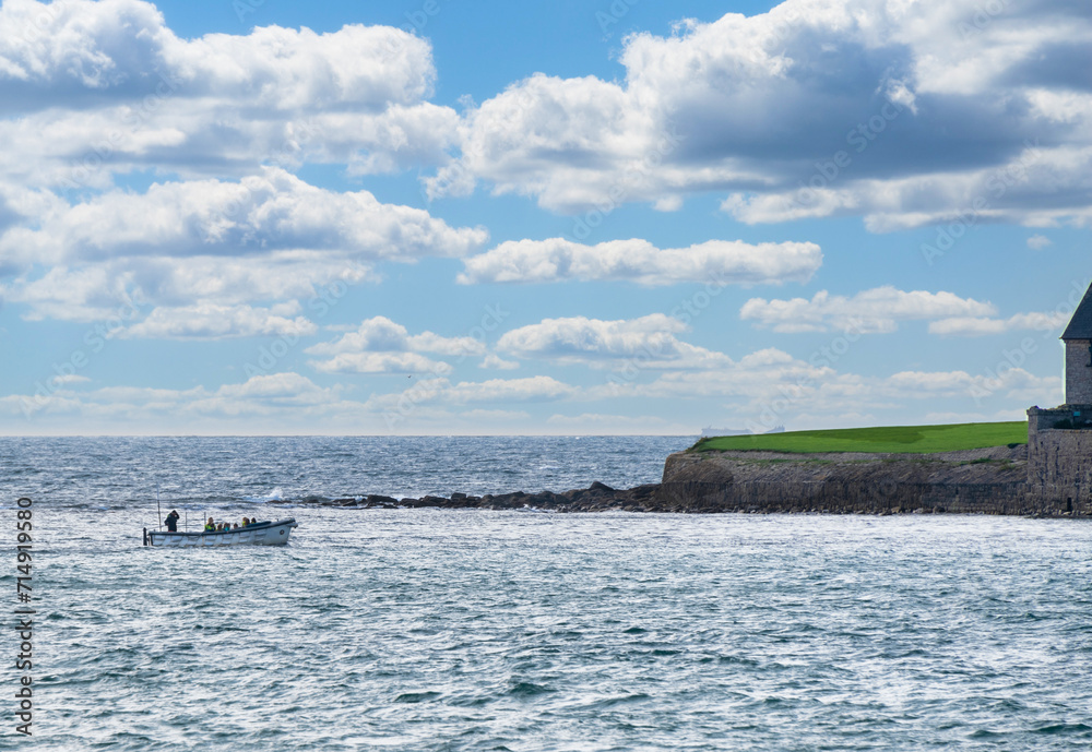 St. Michaelˋs Mount in Cornwall schöne Insel mit Schloß 
Kleines Fährschiff bringt die Besucher bei Flut