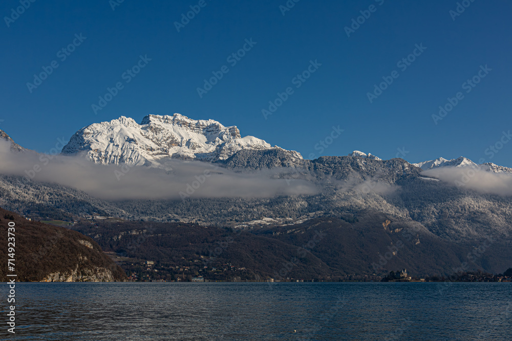 Vue hivernale du Lac d'Annecy et du massif de la Tournette depuis Saint-Jorioz, Haute-Savoie, France
