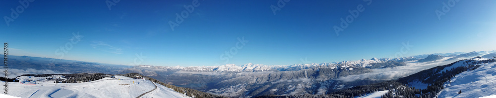 Vue panoramique en  drone depuis la montagne du Semnoz, Haute-Savoie, France.
