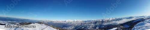 Vue panoramique en drone depuis la montagne du Semnoz, Haute-Savoie, France.