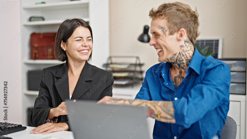 Obraz premium Two business workers working and speaking at the office