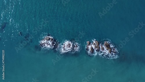 Onde del mare che si infrangono sugli scogli in mezzo al mare. Vista aerea dall'alto verso il basso dell'oceano - Panorama azmuttale photo
