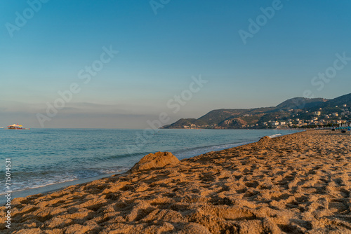 Morze Śródziemne o poranku, plaża 