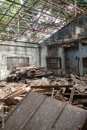 bâtiments en ruine dans la manufacture des Arts Décoratifs de la ville de Thiès au Sénégal en Afrique