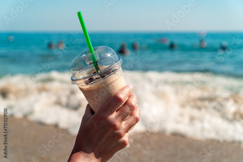 Fototapeta Naklejka Na Ścianę i Meble -  Mrożona kawa na Tureckiej plaży, wakacje na riwierze Tureckiej