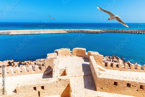 Obraz na płótnie The Citadel of Qaitbay roof view and beautiful Mediterranean scenery of Alexandria, Egypt w salonie
