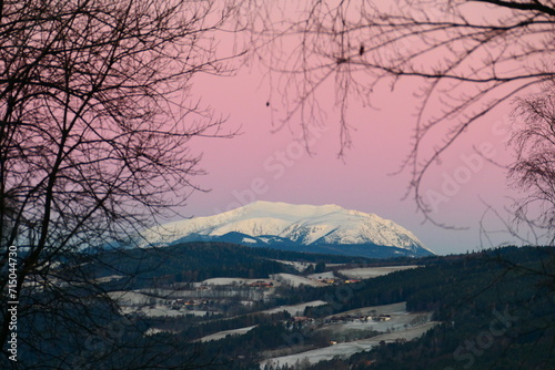 rosa gefärbter Himmel über den Schneeberg photo