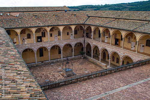 Chiostro interno Basilica San Francesco Assisi, cortile interno con pozzo 