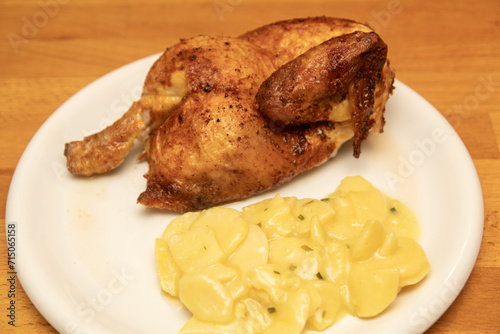 Knuspriges Hähnchen mit Kartoffelsalat auf einem Teller
