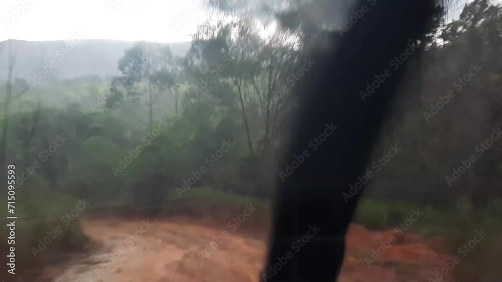 time lapse dirigindo na chuva em estrada de terra na cidade de Boa Esperança, Estado de Minas Gerais, Brasil