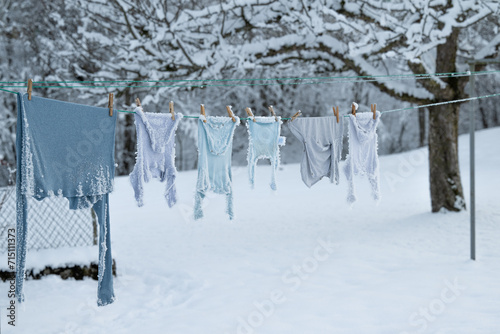 Gefrorene Wäsche, Wäscheleine im Winter