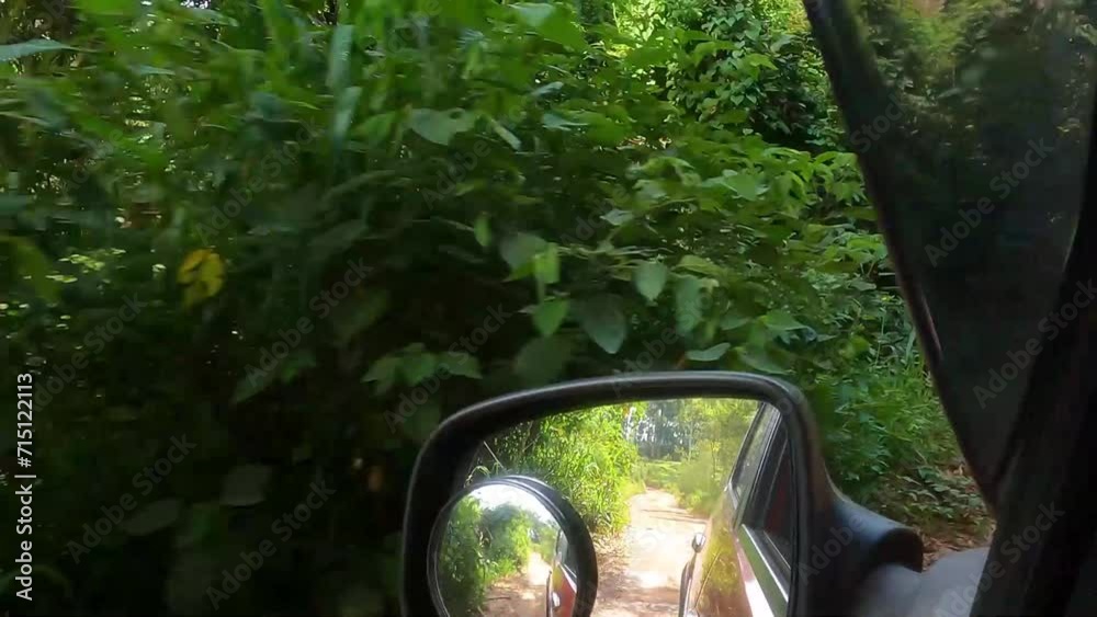 vista a partir de um retrovisor de carro em movimento em estrada de terra na cidade de Boa Esperança, Estado de Minas Gerais, Brasil