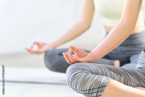 瞑想する2人の女性の手元