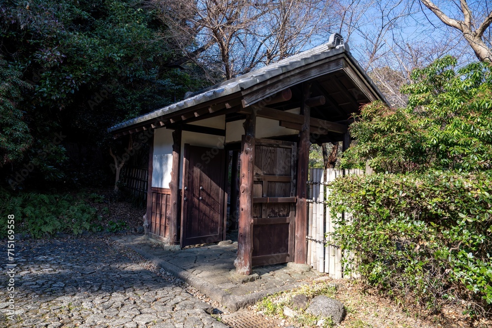 静寂に包まれた古い門の情景 静寂に包まれた古い門の情景